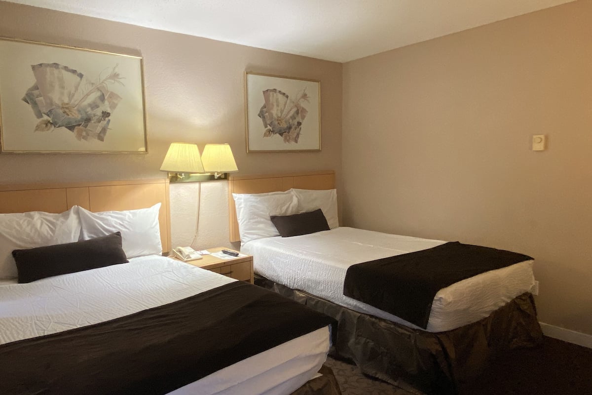 Luxe beddengoed, een bureau, een laptopwerkplek