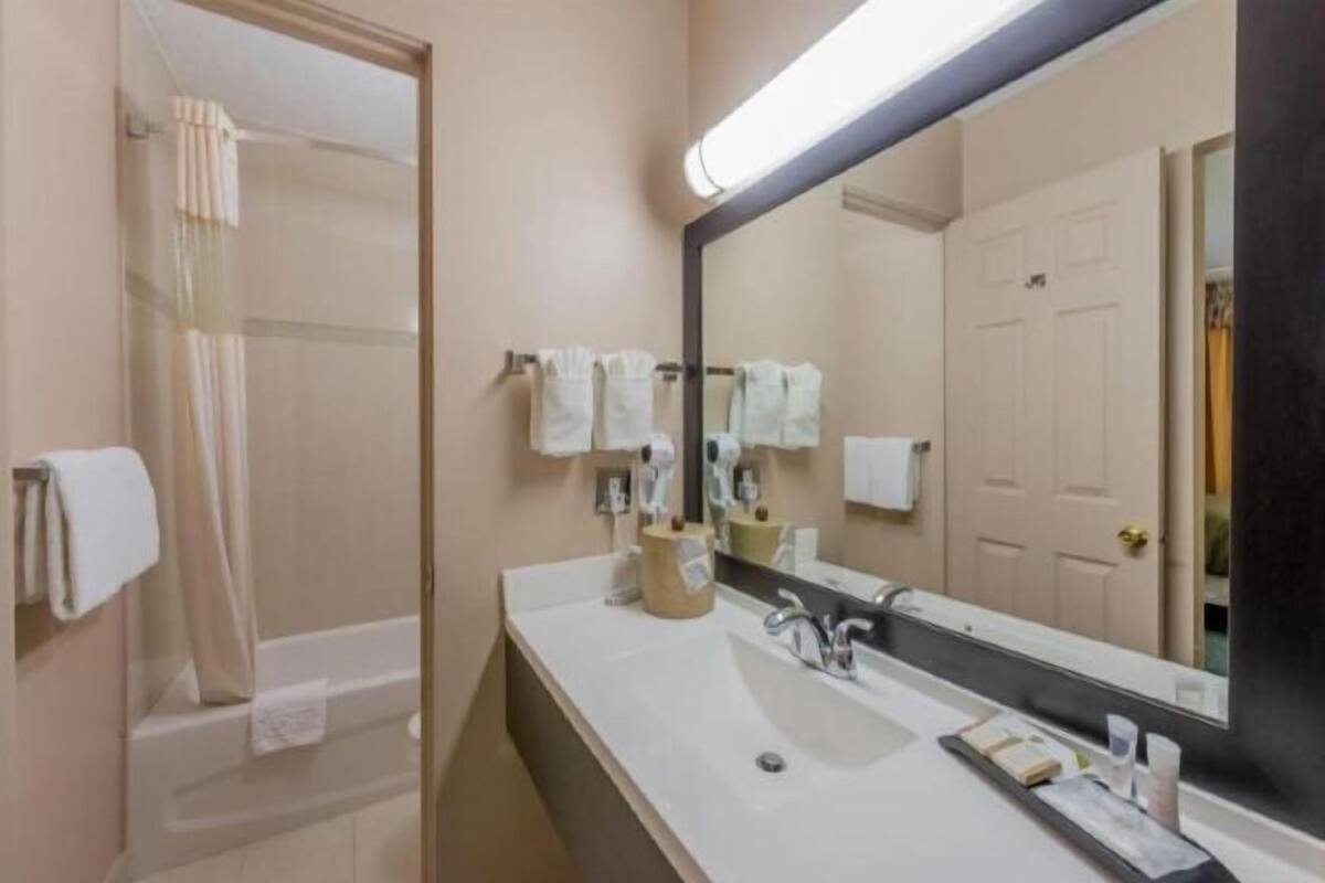 Baño | Tina con regadera, amenidades de baño gratuitas, secadora de cabello