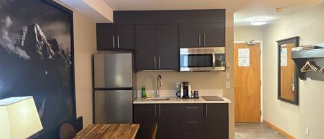 Kühlschrank, Mikrowelle, Wasserkocher mit Kaffee-/Teezubehör