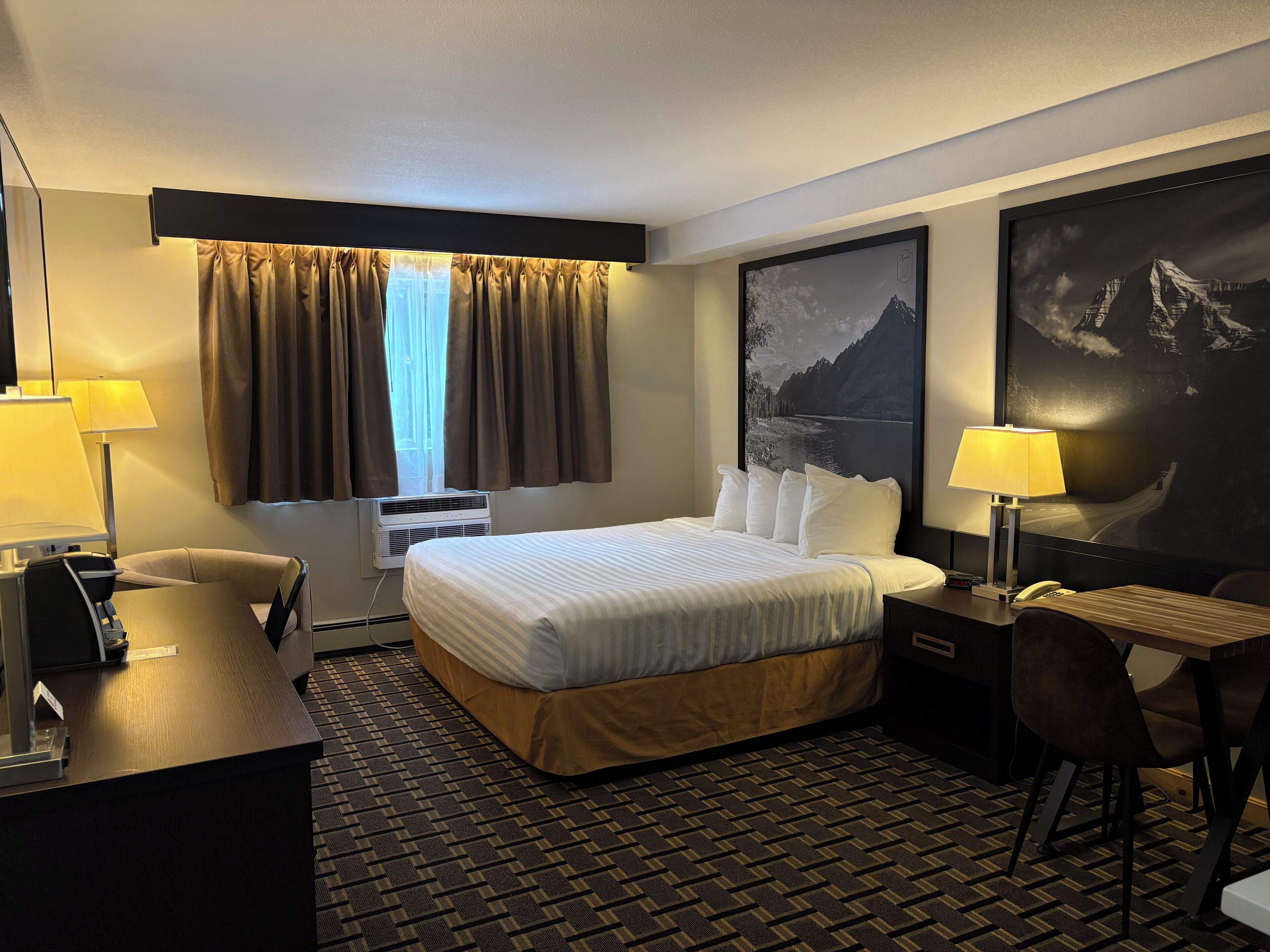 Room, 1 King Bed, Non Smoking, Kitchenette | Hypo-allergenic bedding, desk, blackout drapes, iron/ironing board