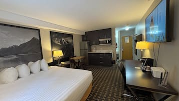 Chambre, 1 trĂšs grand lit, non-fumeurs, coin cuisine | Salle de bain | Ensemble douche/baignoire, baignoire relaxante profonde