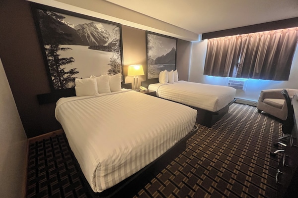 Habitación estándar, 2 camas Queen size | Ropa de cama hipoalergénica, escritorio y cortinas blackout