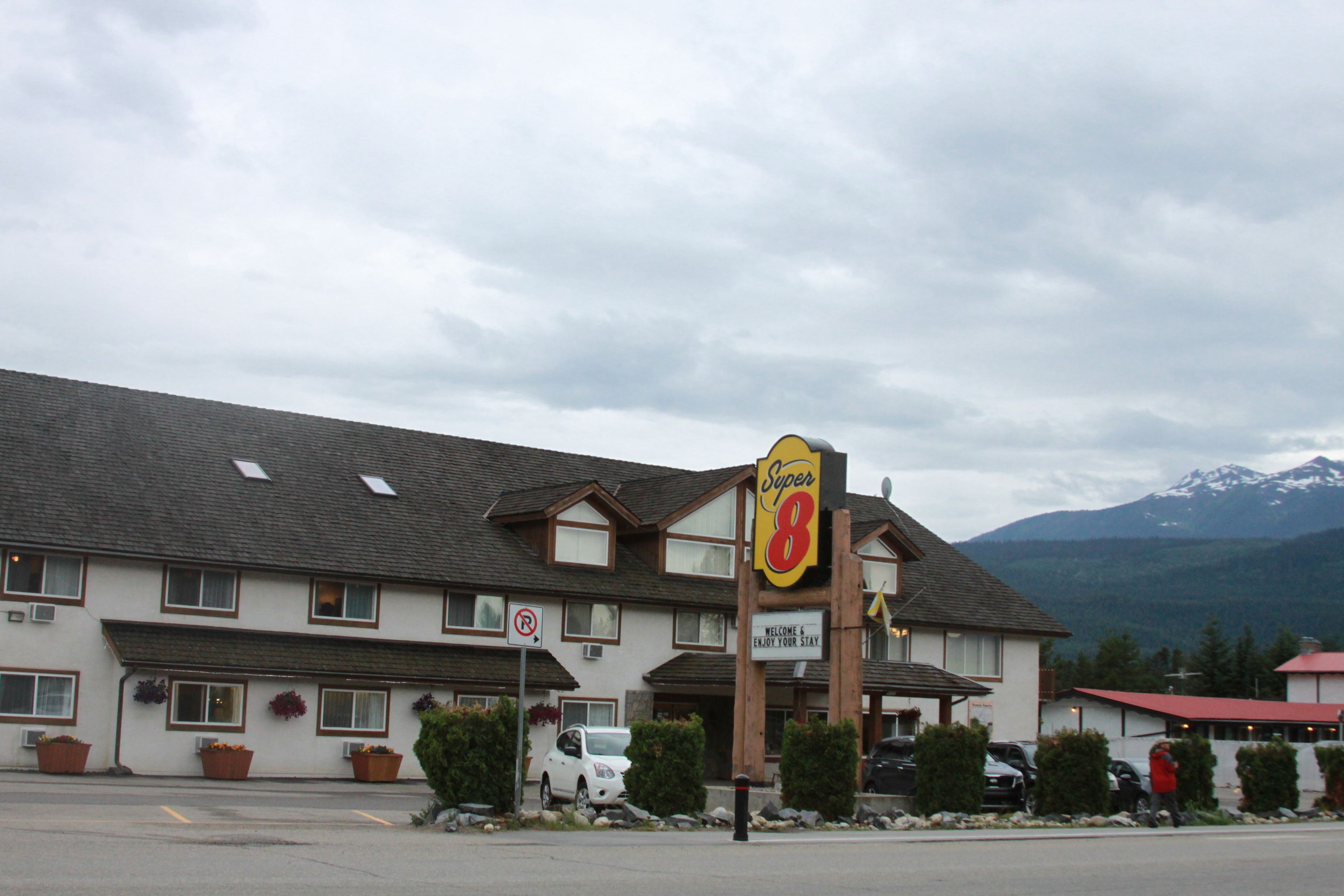 Ein Super 8 Hotel mit Blick auf die Berge.