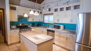 Full-sized fridge, microwave, stovetop, toaster