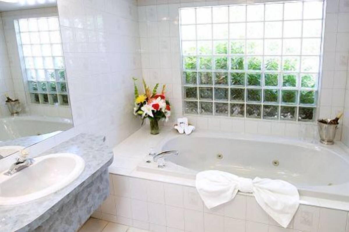 Honeymoon Suite, 1 King Bed | Bathroom | Towels