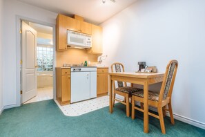Honeymoon Suite, 1 King Bed | In-room dining - Grouse Inn (District of North Vancouver)