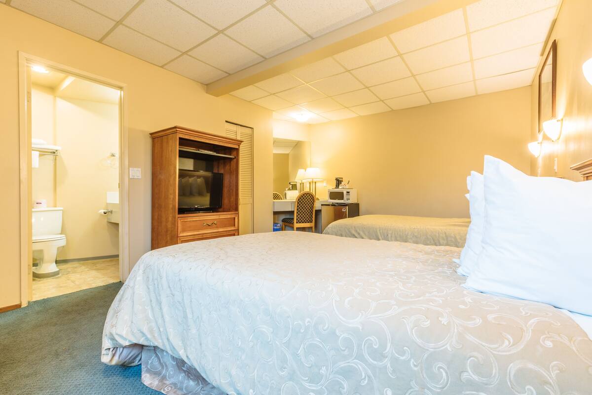 Standard Room, 2 Double Beds | Premium bedding