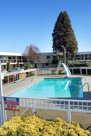 Outdoor pool - Grouse Inn (District of North Vancouver)
