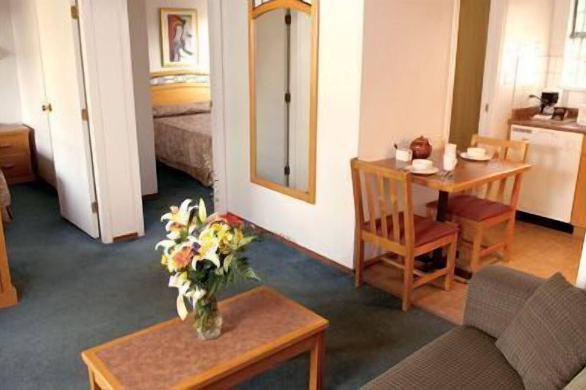 Suite, 2 Bedrooms | Living area