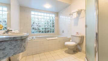 Honeymoon Suite, 1 King Bed | Bathroom | Towels
