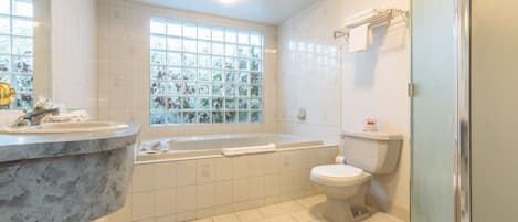 Suite pour lune de miel, 1 trĂšs grand lit | Salle de bain | Serviettes fournies