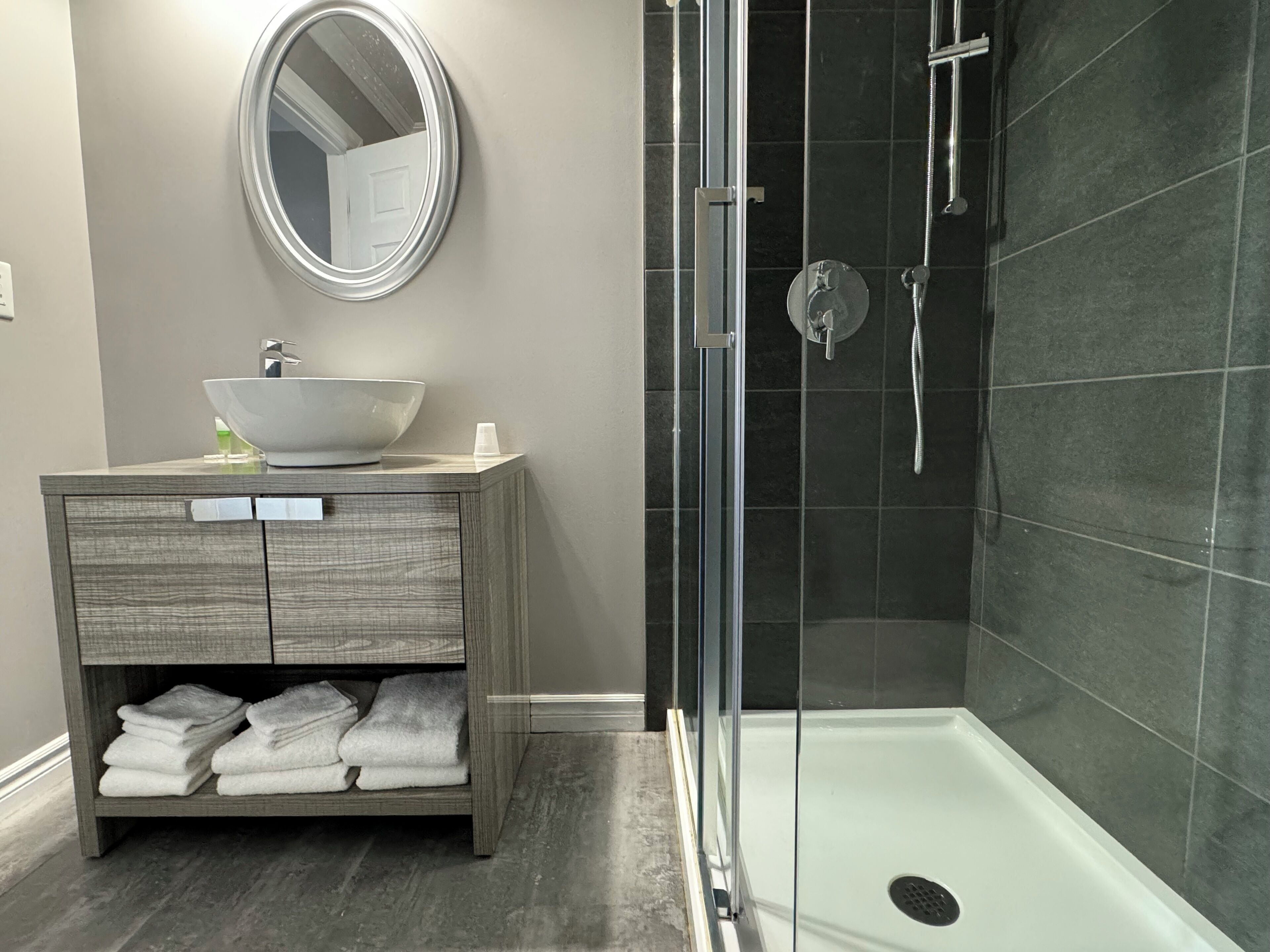 Standaard kamer, 2 queensize bedden, uitzicht op gebergte | Badkamer | Een bad/douchecombinatie, gratis toiletartikelen, een haardroger