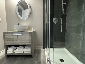 Standard Room, 2 Queen Beds, Mountainside | Bathroom | Combined shower/bathtub, free toiletries, hair dryer, towels - Hotel Motel Fleur De Lys (Perce)