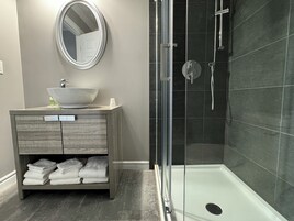 Standard Room, 2 Queen Beds, Mountainside | Bathroom | Combined shower/tub, free toiletries, hair dryer, towels