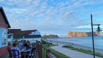 Se sirven desayunos, comidas, cenas y mariscos con vista a la playa