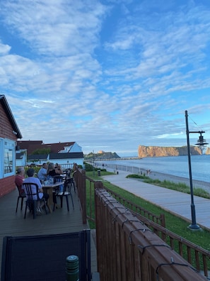 Breakfast, lunch, dinner served; seafood, beach views 