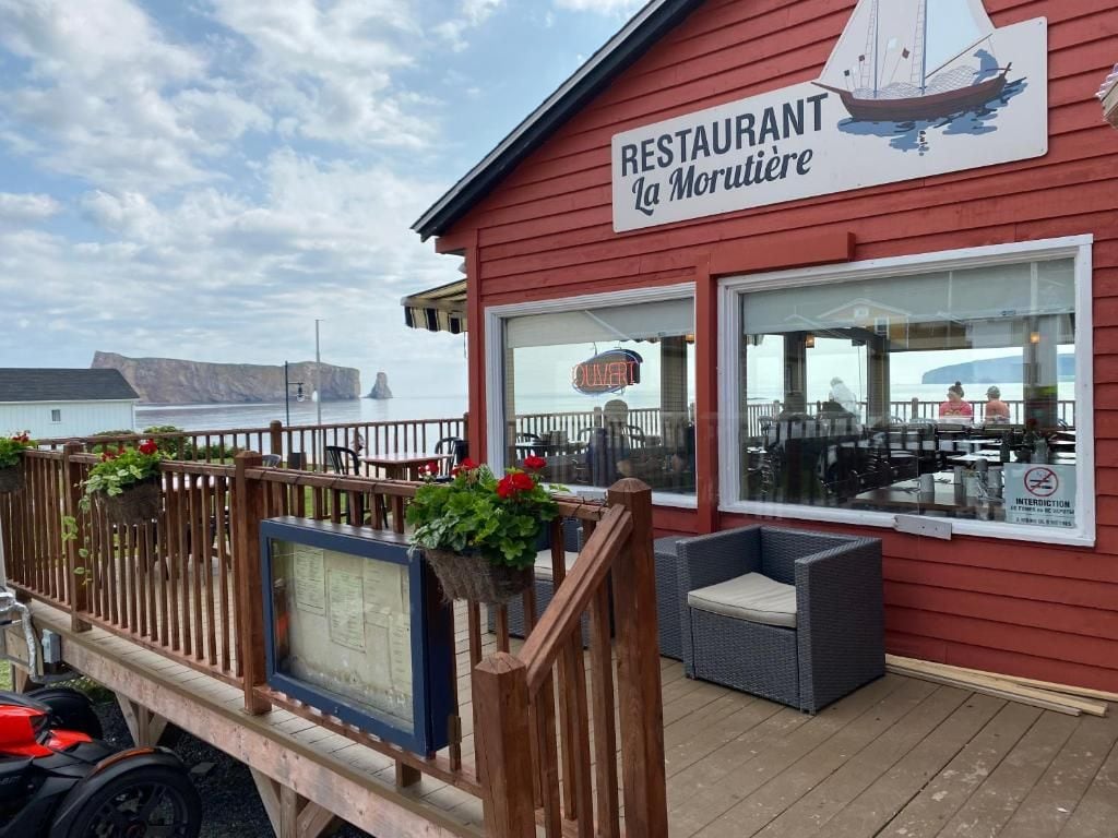 Un restaurante llamado 'La Morutière' con terraza y vistas al mar.