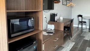 A compact kitchenette with a microwave, toaster, and refrigerator. - Hotel Motel Fleur De Lys (Perce)
