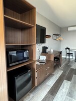 Escritorio, espacio para trabajar con laptop y wifi gratis 