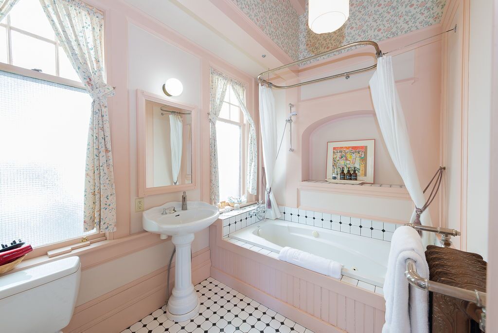 Chambre Deluxe | Salle de bain | Douche, articles de toilette (gratuits), séchoir à cheveux, peignoirs
