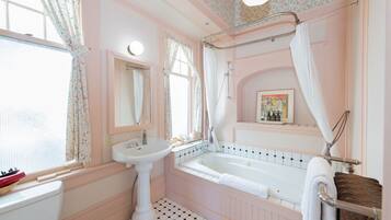Chambre Deluxe | Salle de bain | Douche, articles de toilette (gratuits), séchoir à cheveux, peignoirs