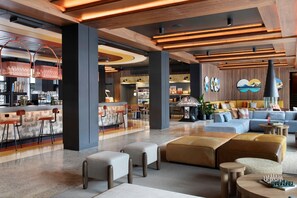 Lobby lounge - Moxy Banff (Banff)