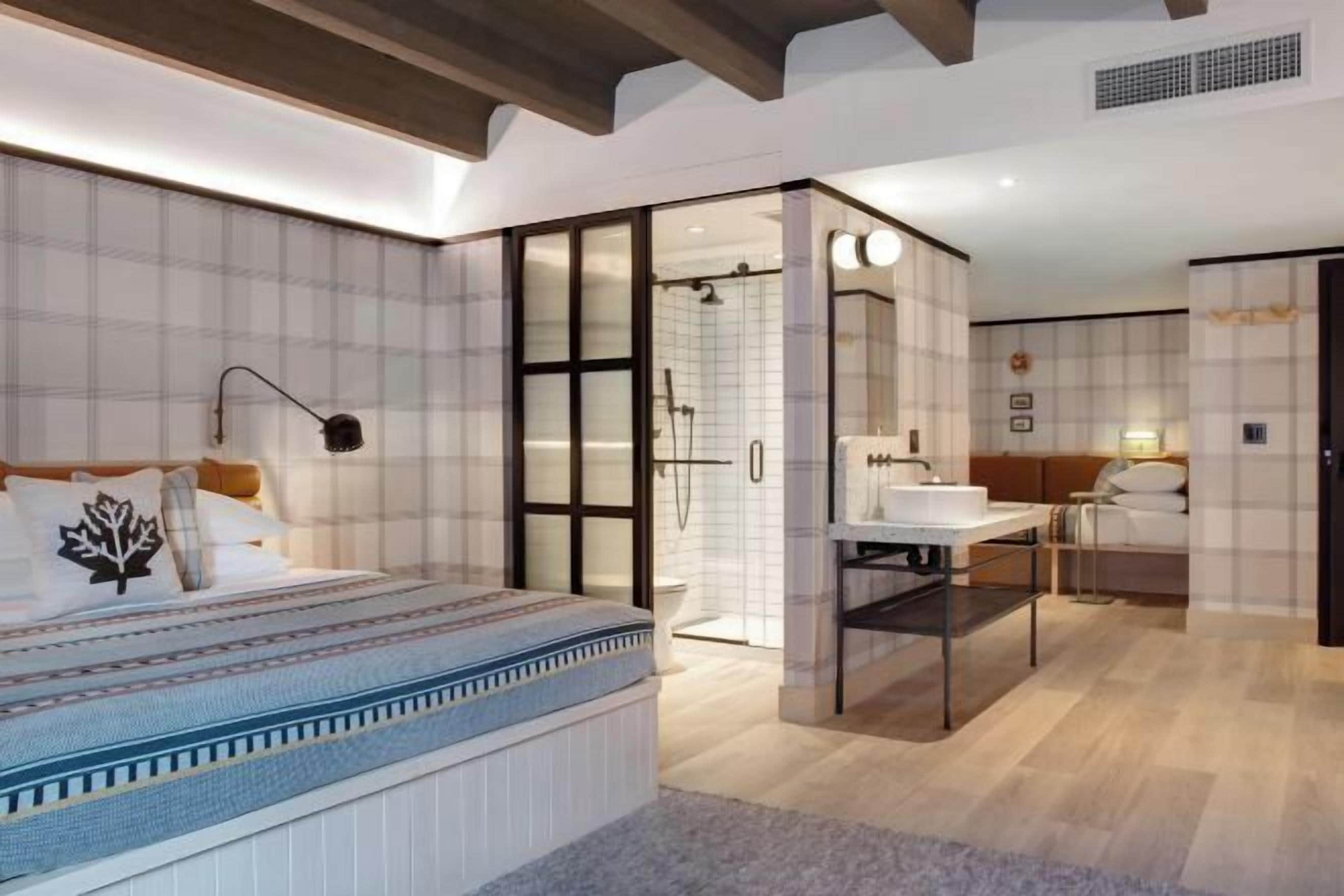 Skrivebord, blendingsgardiner, strykejern/-brett og wi-fi (inkludert)