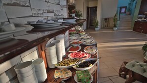 Un bufé con diferentes opciones de comida y vajilla.