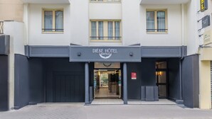 Entrada de un hotel con un letrero que dice "DIÈSE HOTEL BASTILLE".