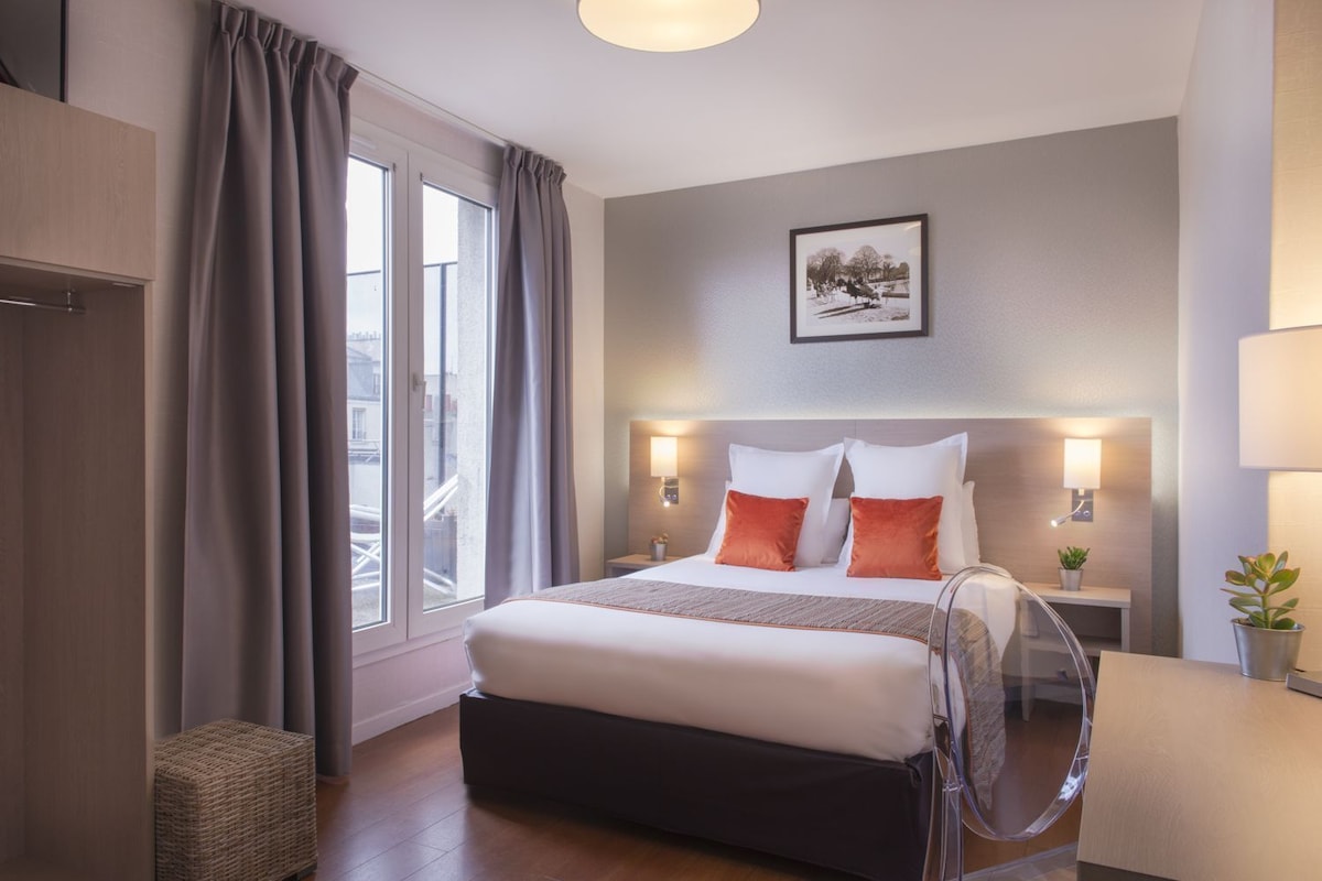 Premium bedding, in-room safe, desk, blackout drapes