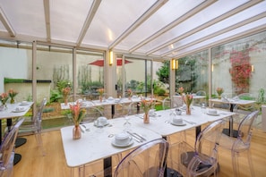 Tägliches Frühstücksbuffet (13 EUR pro Person)