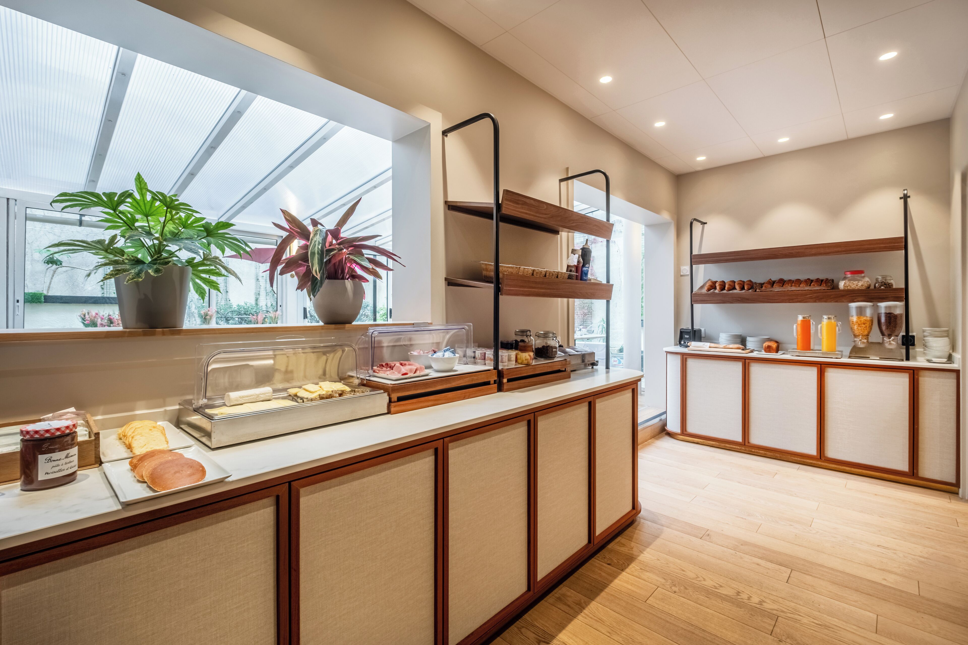 每日供應自助早餐 (每人 EUR13)