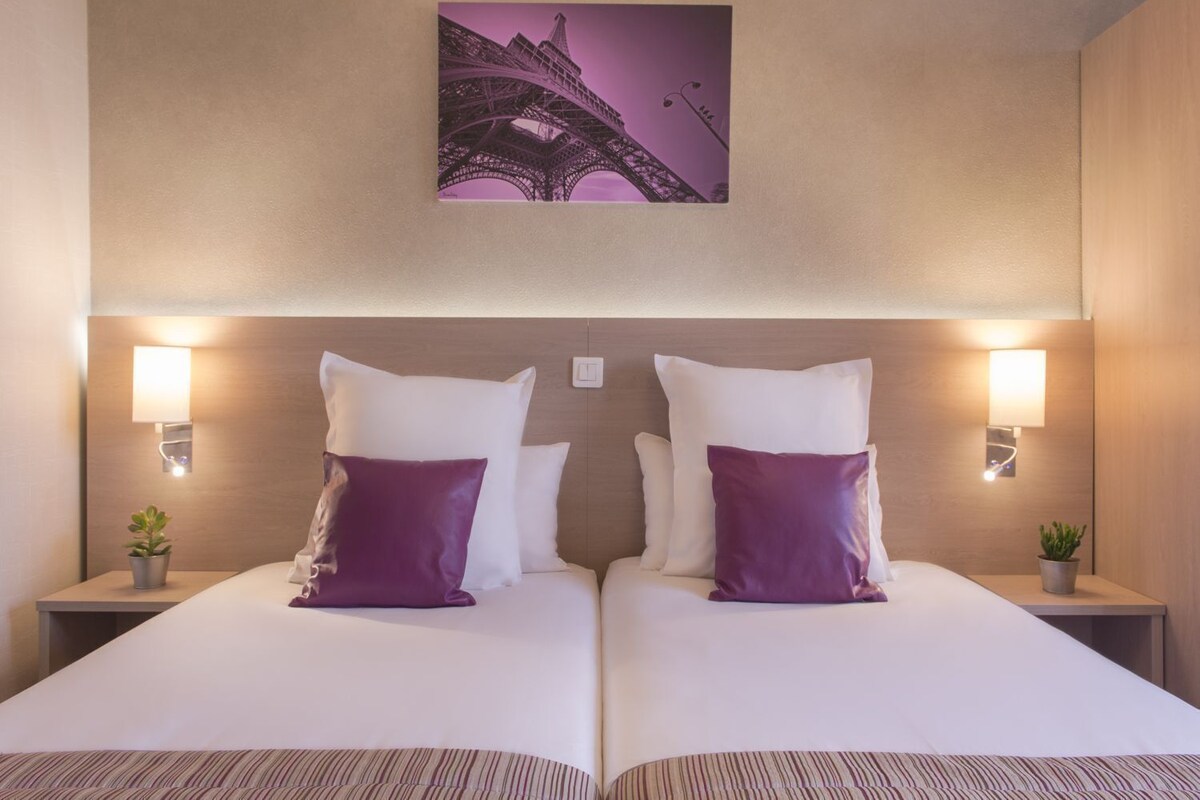 Premium bedding, in-room safe, desk, blackout drapes