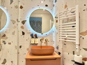 Superior Double Room | Bathroom