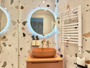 Superior Double Room | Bathroom