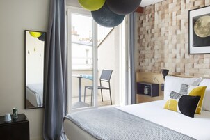 Ropa de cama de alta calidad y caja de seguridad en la habitación 