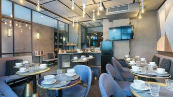 Café da manhã com buffet todos os dias (EUR 14 por pessoa)