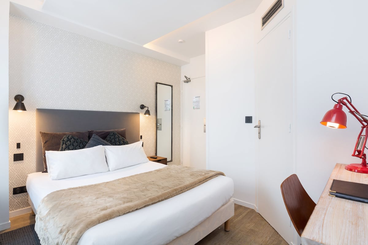 Double Room | In-room safe, desk, laptop workspace, blackout drapes