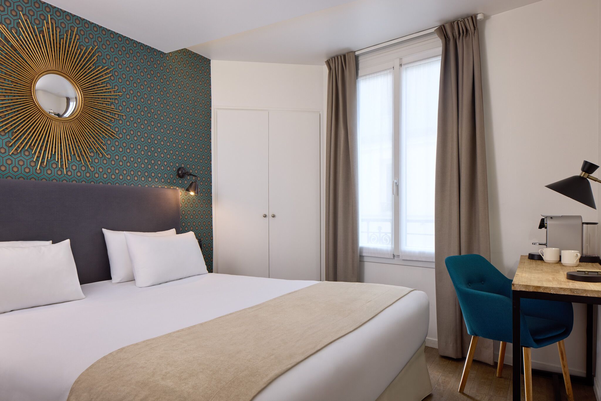 Dobbeltrom | Safe på rommet, skrivebord og skrivebord for bærbar PC