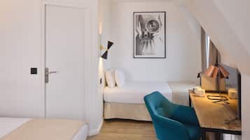 Triple Room | In-room safe, desk, laptop workspace, blackout drapes