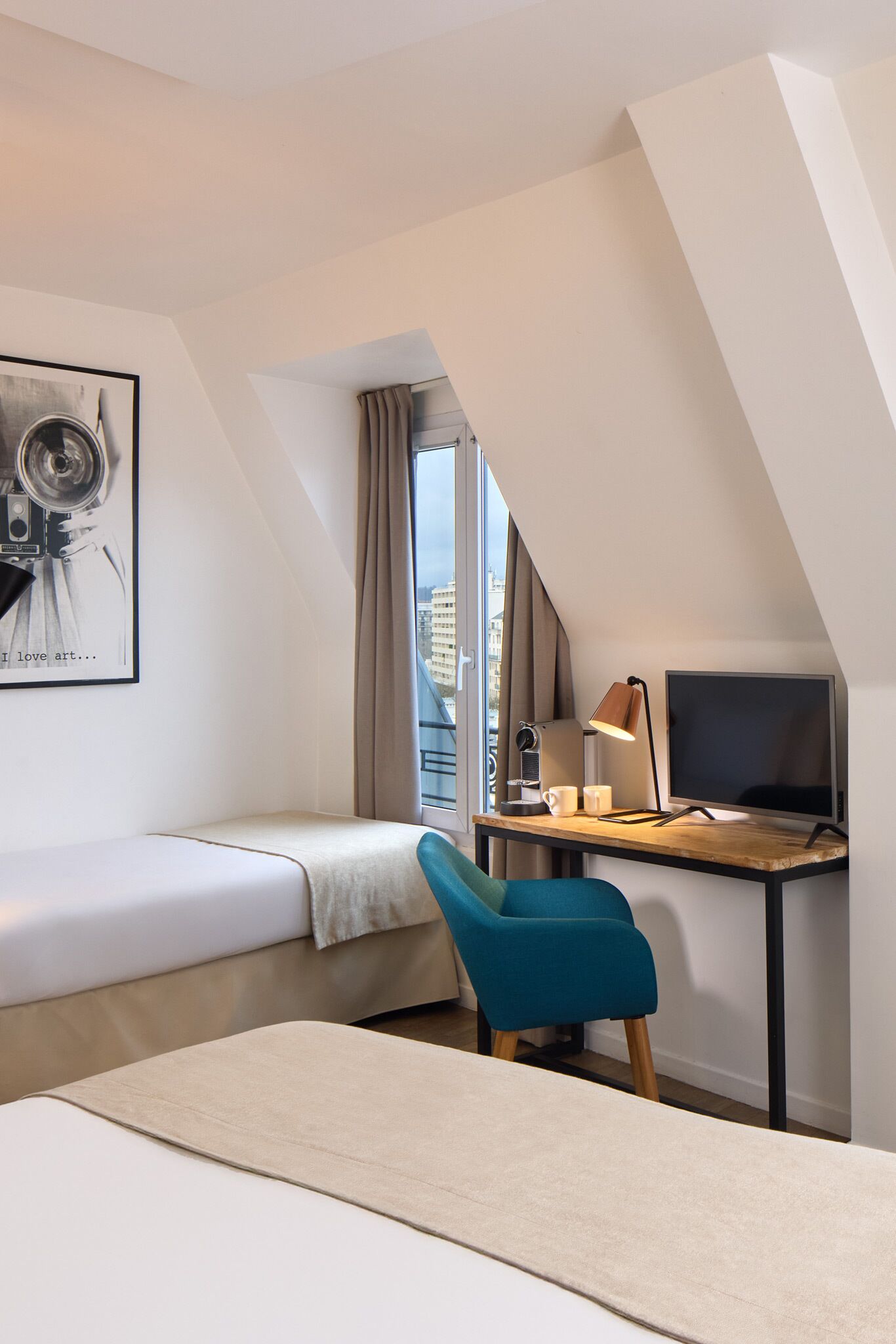 خزنة داخل الغرفة ومكتب ومساحة عمل للكمبيوتر المحمول وستائر تعتيم