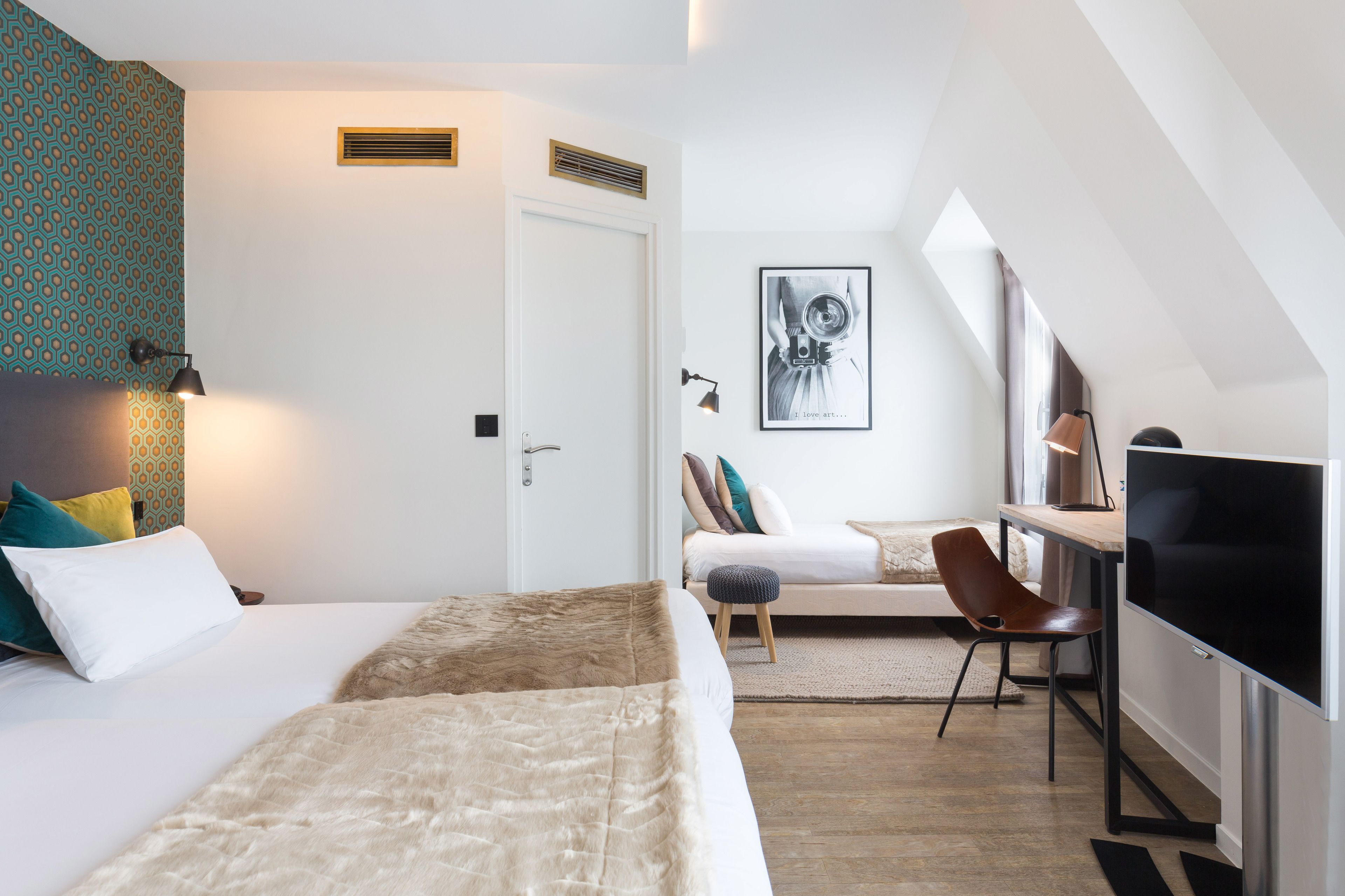 triple room | 1 bedroom, in-room safe, desk, laptop workspace