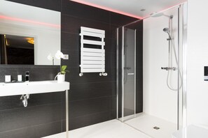 Bathroom shower - Le Bon Hôtel (Neuilly-sur-Seine)