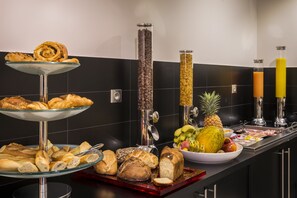 Desayuno buffet (EUR 18 por persona) 