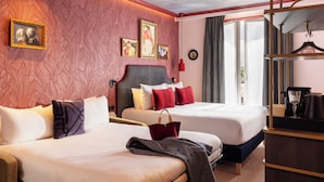 Habitación de hotel con dos camas, un ventanal grande y vista al cielo.