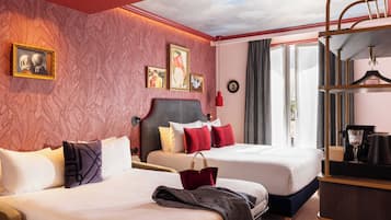 Une chambre d’hôtel avec deux lits, une grande fenêtre et une vue sur le ciel.