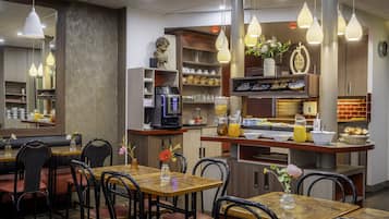 Petit déjeuner continental (12 EUR par personne)