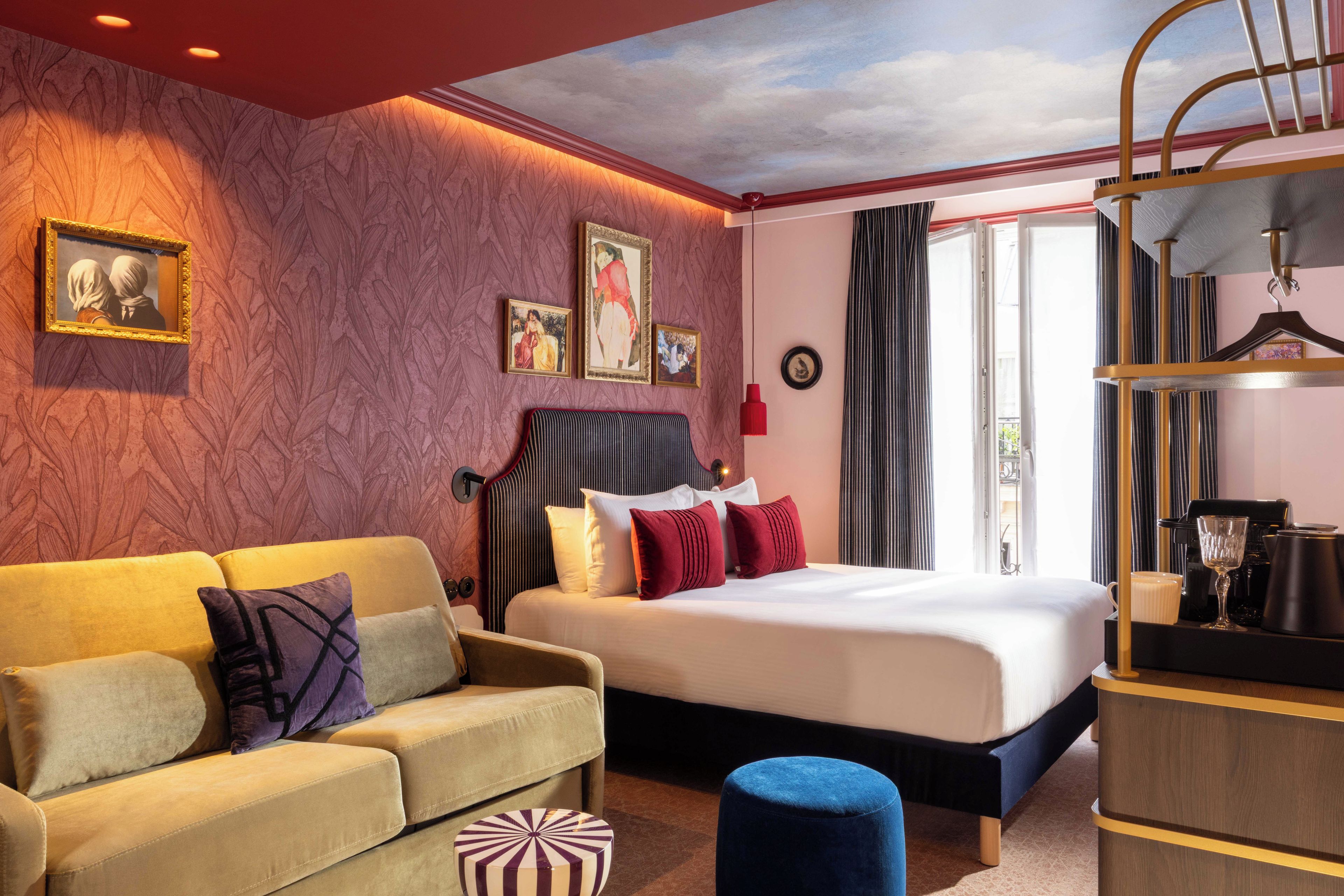 Een hotelkamer met een bed, een slaapbank, een salontafel en een kledingkast.