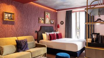 Een hotelkamer met een bed, een slaapbank, een salontafel en een kledingkast.