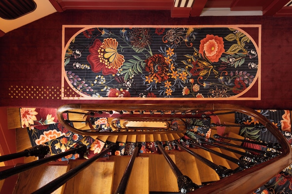 Handrails in hallways